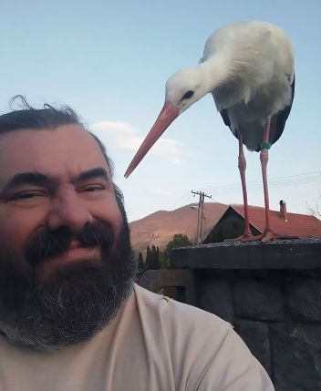 András Márton a zachráněný čáp Zokni. - klikněte pro zobrazení detailu