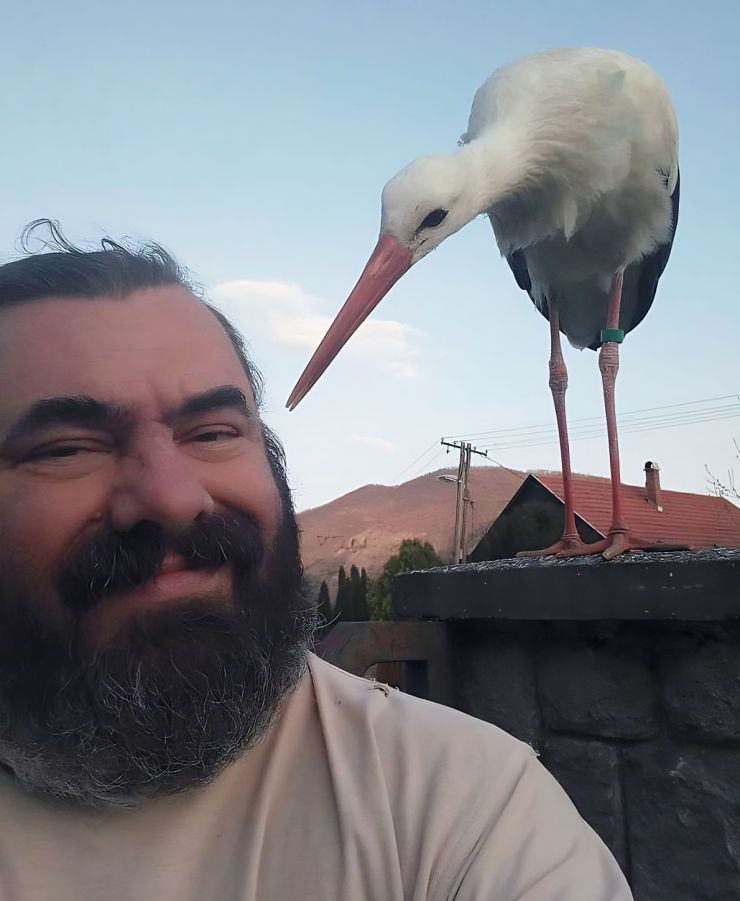 zobrazit detail snímku: András Márton a zachráněný čáp Zokni.