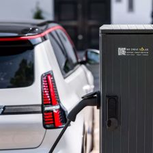 Renaultu 5 E-Tech na nabíječce.
