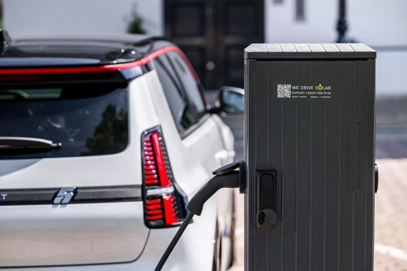 Renaultu 5 E-Tech na nabíječce. - klikněte pro zobrazení detailu Renaultu 5 E-Tech na nabíječce. - klikněte pro zobrazení detailu