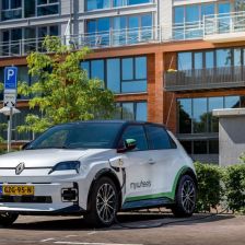 Renaultu 5 E-Tech na nabíječce.