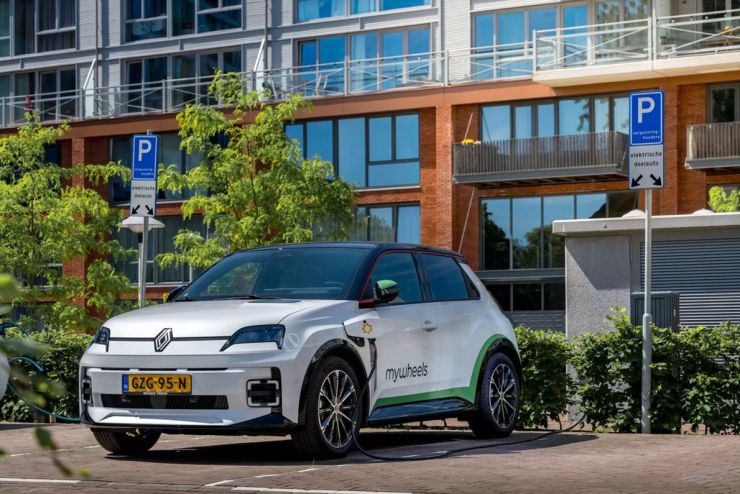 zobrazit detail snímku: Renaultu 5 E-Tech na nabíječce.