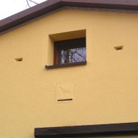 Ukázka instalace několika vestavěných netopýřích budek na RD. Budky jsou natřeny fasádní barvou - klikněte pro zobrazení detailu