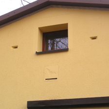 Ukázka instalace několika vestavěných netopýřích budek na RD. Budky jsou natřeny fasádní barvou