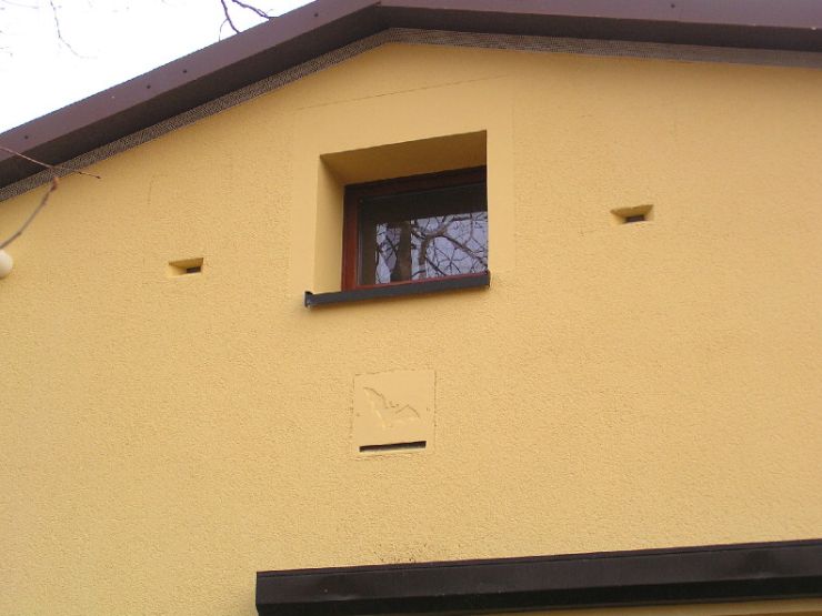 zobrazit detail snímku: Ukázka instalace několika vestavěných netopýřích budek na RD. Budky jsou natřeny fasádní barvou