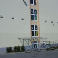 Instalace budek pro vrabce na školní budově – foto Schwegler - klikněte pro zobrazení detailu