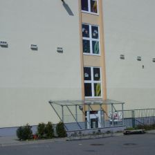 Instalace budek pro vrabce na školní budově – foto Schwegler
