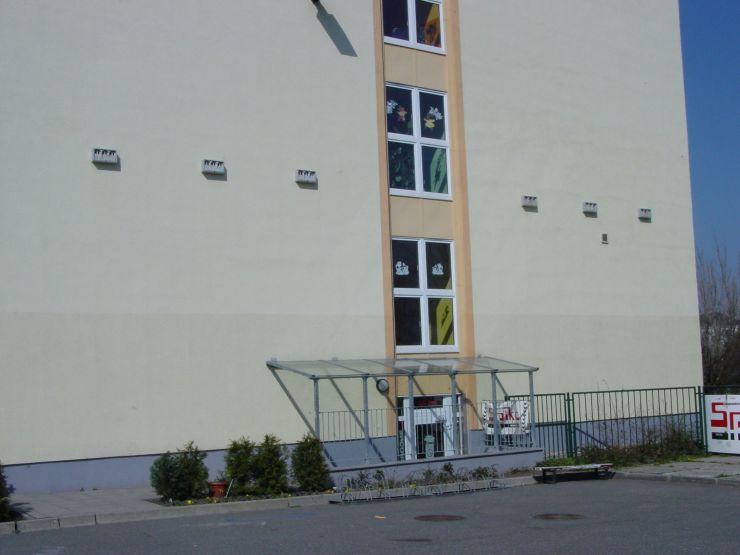 zobrazit detail snímku: Instalace budek pro vrabce na školní budově – foto Schwegler