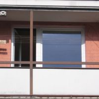 Instalace rorýsí budky na balkoně panelového domu v Plzni  - klikněte pro zobrazení detailu
