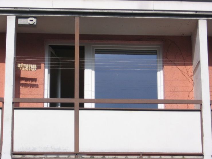 zobrazit detail snímku: Instalace rorýsí budky na balkoně panelového domu v Plzni 