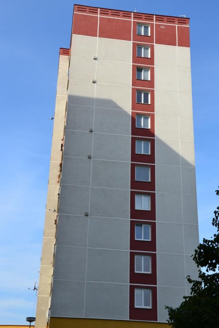 zobrazit detail snímku: Náhradní úkryty na panelovém domě