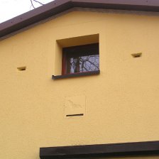 Ukázka instalace několika vestavěných netopýřích budek na RD. Budky jsou natřeny fasádní barvou