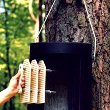 Budka s masivní izolací pro zimní i letní úkryt netopýrů. Využívá se hlavně jako náhradní úkryt při kácení stromu s dutinou s ne