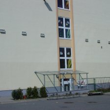 Instalace budek pro vrabce na školní budově – foto Schwegler