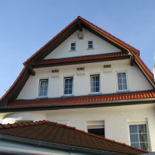 Instalace umělých hnízd pro jiřičky se zachycováním trusu na RD. Ve špičce štítu je naistalována i netopýří budka