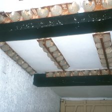 Umělá hnízda pro jiřičky v průjezdu domu
