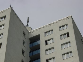 zobrazit detail snímku: Příklad instalace rorýsích budek při zateplování domu