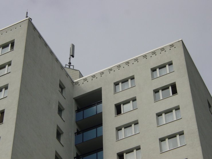 zobrazit detail snímku: Příklad instalace rorýsích budek při zateplování domu
