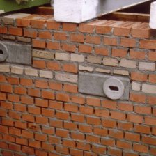 Instalace rorýsích dřevocentových budek do zdi při stavbě nebo rekonstrukci domu