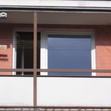 Instalace rorýsí budky na balkoně panelového domu v Plzni 