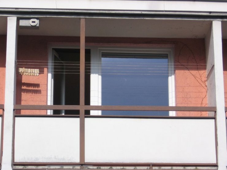 zobrazit detail snímku: Instalace rorýsí budky na balkoně panelového domu v Plzni 