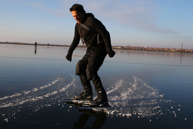 Bruslař na Černém ledě na Novomlýnských nádržích - klikněte pro zobrazení detailu
