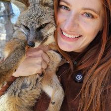 Mikayla Raines a zachráněná liška ze SaveAFox.