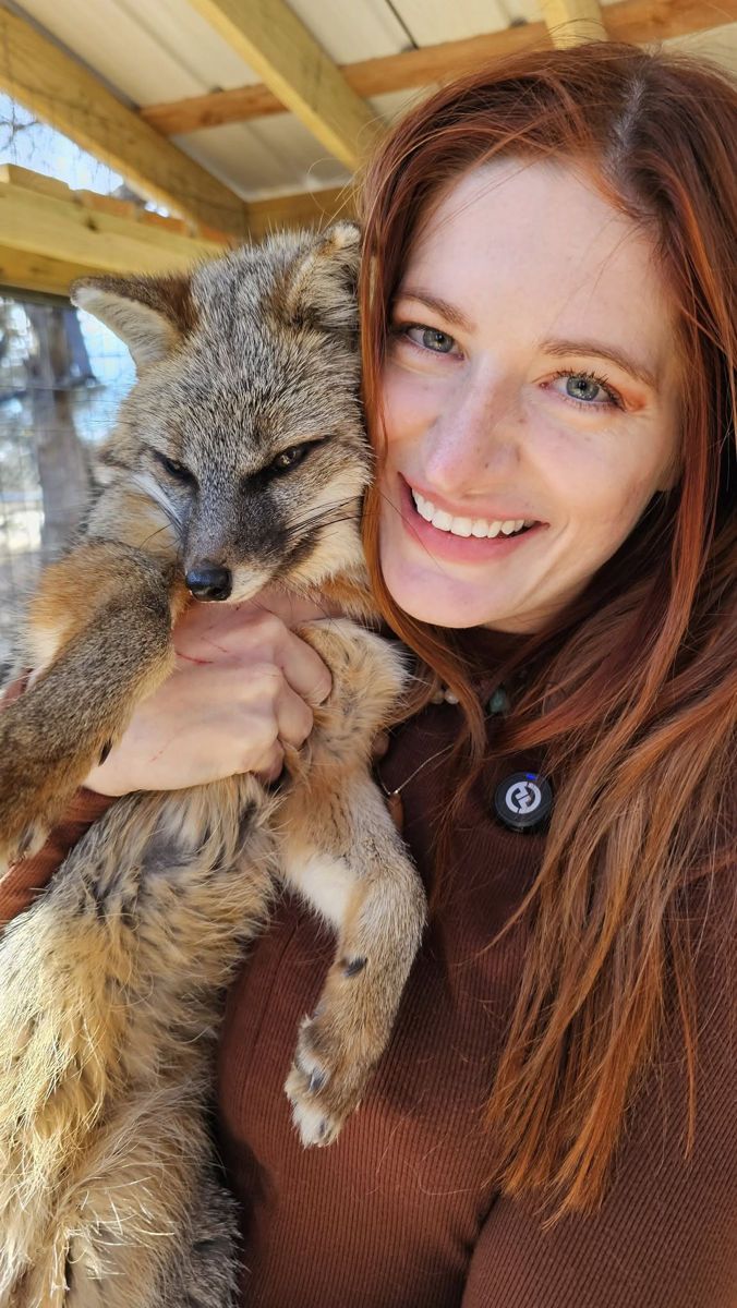 zobrazit detail snímku: Mikayla Raines a zachráněná liška ze SaveAFox.