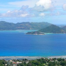 Pohled na druhý největší ostrov Seychel - Praslin