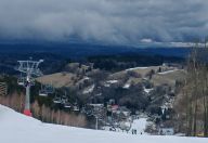 Sníh versus led: Jak technické zasněžování mění život v horách Sníh versus led: Jak technické zasněžování mění život v horách: Sjezdovky zůstávají bílé ještě týdny poté, co okolní…