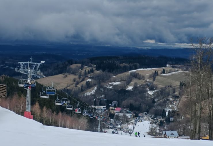 zobrazit detail snímku: Sjezdovka na Benecku v Krkonoších při jarním tání