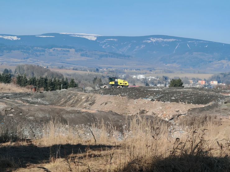 zobrazit detail snímku: Skládka Dolí Branná v pozadí Krkonoše