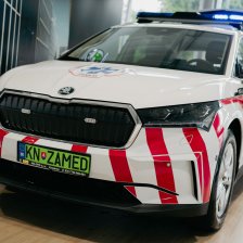 Záchranářský elektromobil Škoda Enyaq iV 80x.