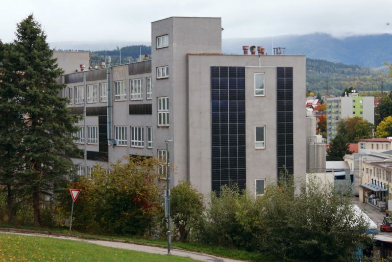 Solární panely na budově Kablo elektro - klikněte pro zobrazení detailu