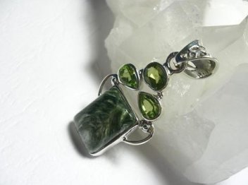 Šperk s olivínem - klikněte pro zobrazení detailu