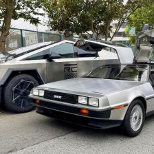 Tesla Cybertruck a DeLorean DMC-12.