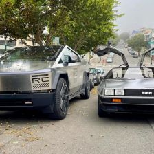 Tesla Cybertruck a DeLorean DMC-12.