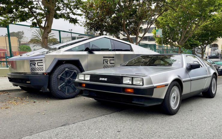 zobrazit detail snímku: Tesla Cybertruck a DeLorean DMC-12.