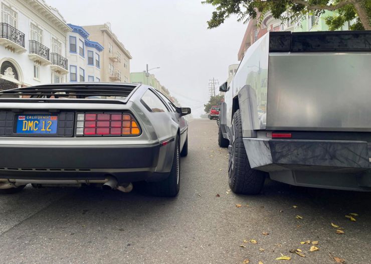 zobrazit detail snímku: Tesla Cybertruck a DeLorean DMC-12.