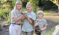 Rodina Steva Irwina pokračuje dál v ochraně a propagaci divoké přírody : Steve Irwin zemřel v roce 2006 po bodnutí rejnokem…