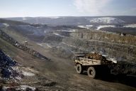 Greenpeace proti miliardářům – díl 1 - Blahobyt: Desítka aktivistů a aktivistek Greenpeace z…