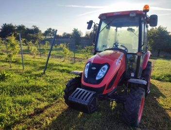 Traktor na malé farmě. - klikněte pro zobrazení detailu