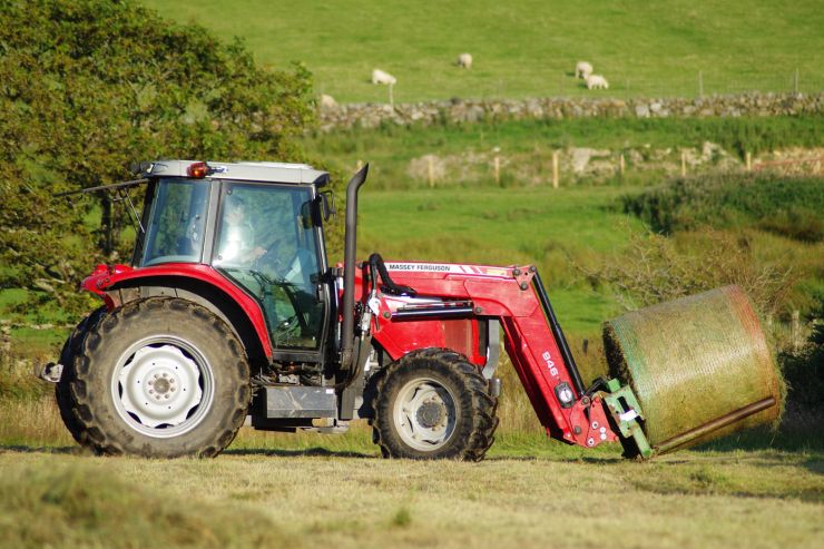 zobrazit detail snímku: Traktor na poli.