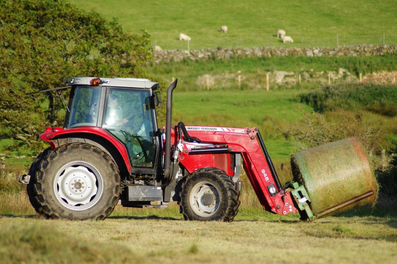 Traktor na poli. - klikněte pro zobrazení detailu