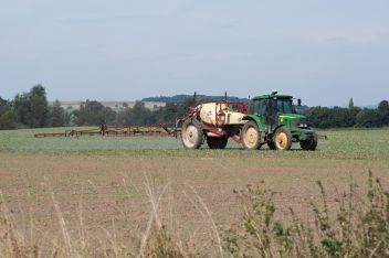 Traktor na poli. - klikněte pro zobrazení detailu