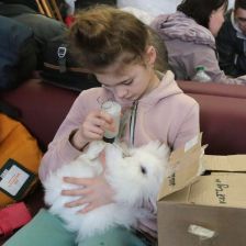 Dívka se svým králíčkem ve stanici metra.