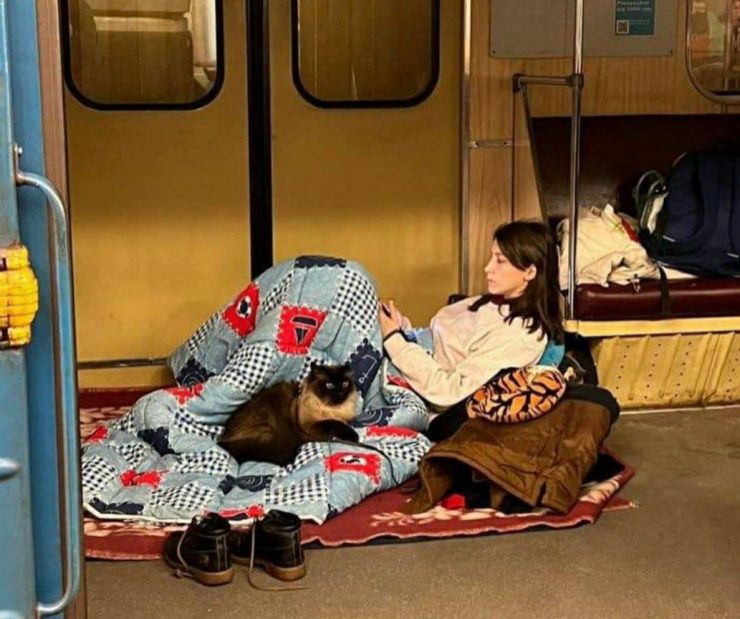 zobrazit detail snímku: Čekání ve vagonu metra.