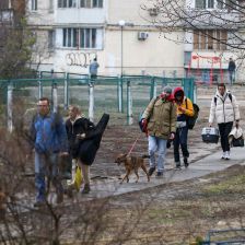 Obyvatelé Kyjeva opouští své domovy.