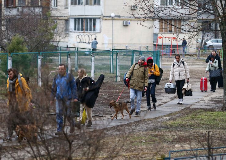 zobrazit detail snímku: Obyvatelé Kyjeva opouští své domovy.