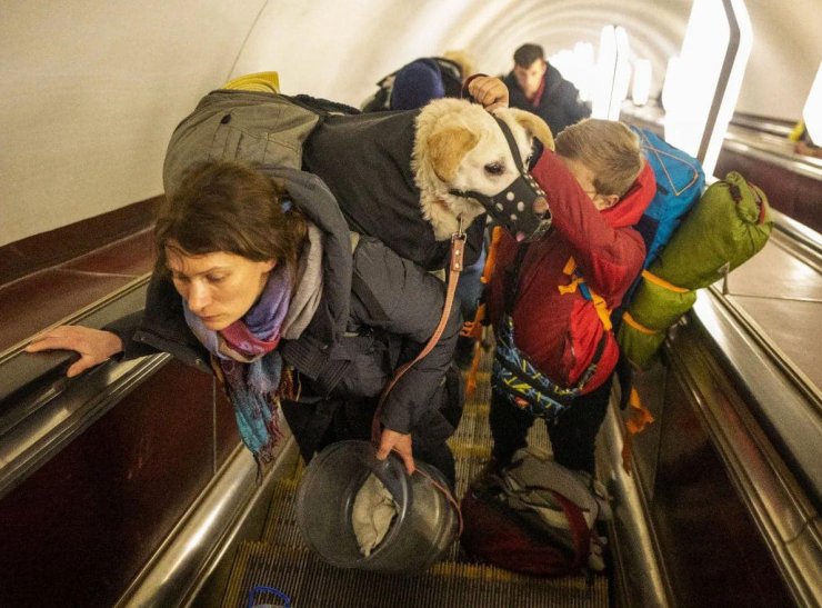 zobrazit detail snímku: V metru.